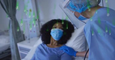 Hemşire başucuna yaklaşıyor, yastığı ayarlıyor, göğsüne steteskop yerleştiriyor, nefes seslerini takip ediyor. Tıbbi, bakıcı, sağlık hizmetleri, klinik, tanı, profesyonel, destekleyici