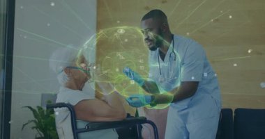 Tekerlekli sandalyedeki hastaya yaklaşan erkek hemşire üç boyutlu beyin hologramının hastayı eğitmesine neden oluyor. Sağlık, yenilik, dijital, eğitim, son sınıf, asistan, tıbbi