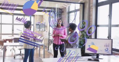 Üç ekip üyesi cam duvarda radyal çizelgede daireler çiziyor ve verileri üst üste bindirerek analiz ediyor. İşbirliği, veri görselleştirme, profesyonel takım çalışması, modern ofis, dijital etkileşim, analitik, iş stratejisi