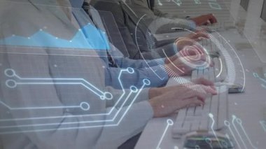 Klavyede yazı yazan meslektaşlar veri görselleştirmesi için solan ve dönen HUD kaplamasını başlatıyorlar. Teknoloji, dijital, arayüz, veri, kurumsal, fütüristik, analitik