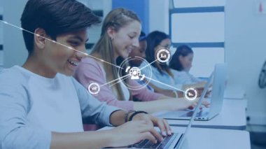 Öğrenciler dizüstü bilgisayarlar yazıyorlar. Teknoloji laboratuvarında ağ genişlemesi başlatıyorlar. Verileri birleştiren düğümlerle. İşbirliği, teknoloji, dijital, ağ, eğitim, yenilik, takım çalışması