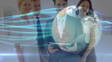 Reklam için veri akışları yaparak tableti eğip dönen dünyayı etkinleştiren iş adamları. İşbirliği, yenilik, küresel, teknoloji, takım çalışması, veri görselleştirme, kurumsal