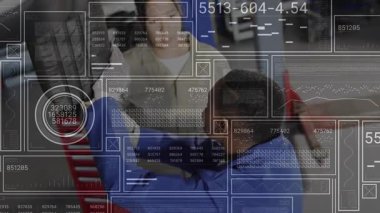 Teknisyenler otomatik tekerlek merkezinin önünde diz çöküp tork kondisyonunu gösteriyorlar. Otomotiv, onarım, tanı, dijital, teknoloji, takım çalışması, sanayi