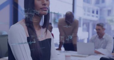 Başı dönen ve holografik verileri etkinleştiren kadın iş toplantısında kendine güvenini gösteriyor. Profesyonel, takım çalışması, yenilik, teknoloji, işbirliği, kurumsal, gelecekçi