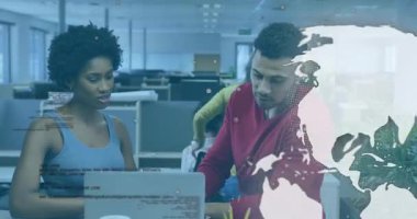 Ekran sürücüleri arasında saydam küre sürükleniyor kod çözme sorununu inceleyen geliştiriciler. İşbirliği, takım çalışması, yenilik, dijital, teknoloji, modern, yaratıcı