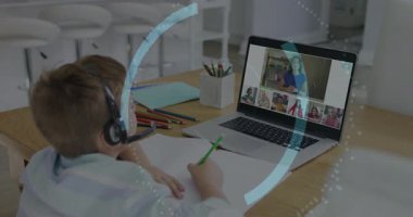 Uzaktan kumanda dizüstü bilgisayarlı öğrenci yazıları yüzen noktalar göndermeye başlıyor. Eğitim, e-öğrenme, teknoloji, güvenlik, konsantrasyon, sınıf, uzak