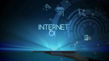 El ele tutuşan tablet nesnelerin interneti kıvılcımlar saçarak düz dizayn edilmiş simgeleri mesaj ve çağırıyor. Teknoloji, yenilik, holografik, fütürizm, arayüz, bağlantı, dijital