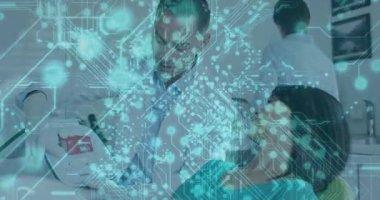 Dişçi el tarayıcısına güç veriyor ve parlayan kaplamayla dijital diş görüntülerini yakalıyor. Teknoloji, sağlık, profesyonellik, yenilik, tıbbi ekipman, modern, klinik