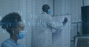 Doktorun klinik veri analizine başlaması çizelgeye yazması, nabzını yükseltmesi, hemşireyi izlemesi. Tıbbi, işbirliği, profesyonel, iletişim, belgeleme, sağlık, analiz