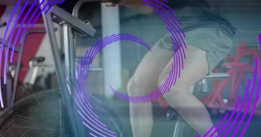 Fitness meraklısı, duruş değiştiren, güç veren hayran bisikleti süren, hareket eden mor grafikler. Atletik, yoğunluk, kararlılık, kardiyo, güç, enerji, modern