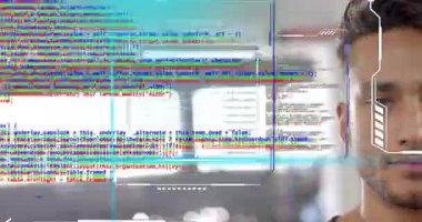 Bilgi işlem uzmanı titreşen veri panellerini çalıştırıyor kod akışlarını bozuyor ve finans verileri topluyor. Teknoloji, siber güvenlik, dijital, yenilik, fütüristik, veri görselleştirme, girişim