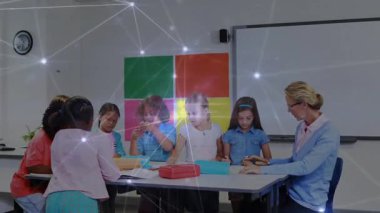 Okulda öğrencilere rehberlik eden, kutu açan, kalem ve makasla kağıt işçiliği yapan öğretmenler. Sınıf, eğitim, zanaat, faaliyet, takım çalışması, öğrenme, yaratıcı