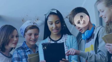 Sınıf arkadaşları öğrenmek için ağ grafiklerini etkinleştirirken kız tablet içeriğini gösterir. İşbirliği, dijital, takım çalışması, eğitim, yenilik, teknoloji, beyin fırtınası