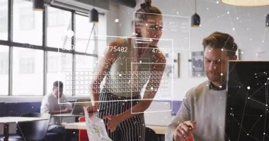 İş adamları veri örtüleri altında ölçümleri analiz ederken masa dönüşüm çizelgelerini tıklatıyorlar. İşbirliği, takım çalışması, veri analizi, modern ofis, yenilik, iletişim, üretkenlik