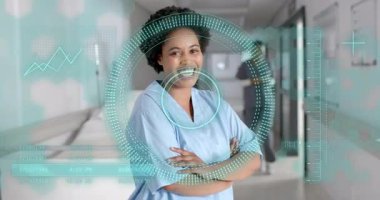 Hastane koridorundaki performansı değerlendiren HUD tarama halkalarını alan hemşire. Sağlık, teknoloji, tanı, klinik, yenilik, takım çalışması, profesyonel