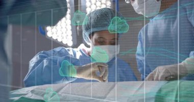 Cerrahın üst üste kesmesi, gerçek zamanlı cerrahi izleme için bulut görüntülemesini tetikler. Tıbbi, sağlık, teknoloji, kesinlik, yenilik, takım çalışması, dijital