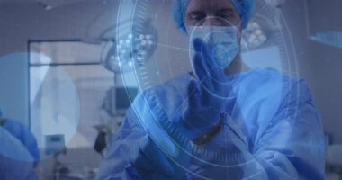 Cerrah ameliyathanede eldivenli elleri kaldırıyor AR HUD izleme eldivenini devreye sokuyor. Tıbbi, teknoloji, fütüristik, klinik, profesyonel, yenilik, sağlık