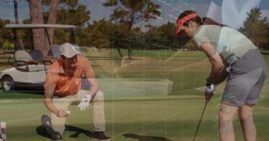 Koç, spor analitiği için golf sopası dinleme telefonu yaparken eğim ve animasyon çizelgelerini ayarlıyor. Atletik, koçluk, analitik, spor, performans, açık hava, hassasiyet