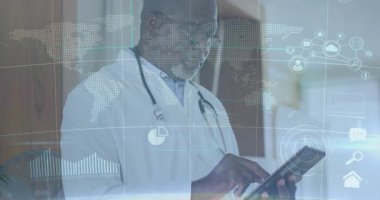 Kıdemli erkek hekim tableti tıkırdatıyor ve küresel tıbbi analiz için dünya haritasını etkinleştiriyor. Tıbbi, teknoloji, sağlık, dijital, profesyonel, yenilik, analitik