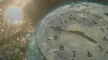Orman tepe örtüsünün üzerinde parlayan güneş Dünya 'nın küre etrafında dönmesine ve zamanın ilerlemesine neden oluyor. Doğa, koruma, sürdürülebilirlik, zaman aşımı, çevre, eko, büyüme