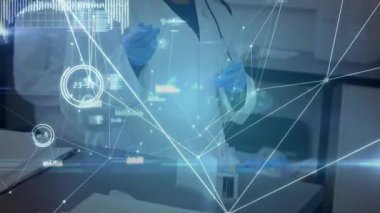 Meslektaşım bilim için ekranı izlerken eldivenli araştırmacı pipet örneklerini üst üste koyuyor. Biyoteknoloji, bilimsel, hassas, analitik, dijital, yenilik, işbirliği