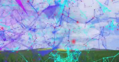 Başlangıçta çayır üzerinde ağ oluşumu üçgenleri genişletiyor ve yaşam döngüsünü göstermek için yüzler küçülüyor. Fütürist, teknoloji, dijital, geometrik, canlı, soyut, bağlantı