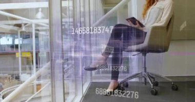 İş kadını atriyum cam duvarın yanında oturuyor, tableti tıkırdatıyor ve sayısal veri örtüsünü etkinleştiriyor. Şirket, yenilik, fütüristik, analitik, teknoloji, iç mekan, çalışma alanı