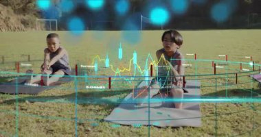 Görünüşte dijital örtüler ve veri grafikleriyle uyum sağlamak için paspaslar üzerinde esneyen çocuklara rehberlik ediyor. Açık hava, çocuklar, hareket, teknoloji, sağlık, dinlenme, spor