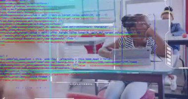 Çalışan kız öğrencinin tableti tıkırdatmaya başlaması ve arayüzün eğitim verilerini toplaması. Futuristik, teknoloji, eğitim, sınıf, dijital, analiz, yenilik