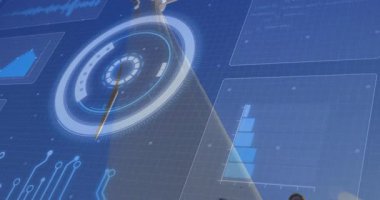 Kamera teknisyeni platforma çıkıyor ve türbin bıçağındaki holografik çizelgeyi inceliyor. Yenilenebilir, teknoloji, fütüristik, endüstriyel, mühendislik, yenilik, veri