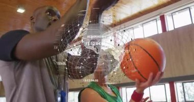 Koç, dünya ikonuyla mükemmel formda atış yapmak için kollarını kaldırıyor. Eğitim, akıl hocalığı, atletizm, kesinlik, odaklanma, takım çalışması, performans