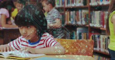 Okul kızı sayfayı çeviriyor ve eğitim amaçlı kitap okurken devre kaplamasını etkinleştiriyor. Öğrenme, yenilik, eğitim, merak, konsantrasyon, teknoloji, işbirliği