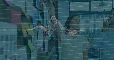 Kadın elini kaldırıyor ve notaları tıkırdatıyor, iş adamları titreşen dalga formlarıyla fikir birleştiriyor. İşbirliği, beyin fırtınası, takım çalışması, yenilik, veri görselleştirme, yaratıcı süreç, ofis ortamı