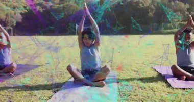 Üç çocuk, sağlık için güneş ışığında çimenlerin üzerinde senkronize yoga pozları veriyor. Meditasyon, farkındalık, uyum, sağIık, açık hava, dinginlik, rahatlama.