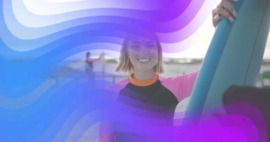 Sörfçü gün batımında elini güverteye koyuyor, kareyi süpüren dalga kaplaması yaratıyor ve neşe gösteriyor. Sahil, okyanus, kıyı şeridi, canlı, maceraperest, boş zaman, yaz