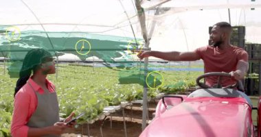 Tableti tıkırdatan kadın harita üst üste koyuyor ve erkek hidrofonik programlayan saat simgelerine bakıyor. Kentsel tarım, hassas tarım, dijital teknoloji, sürdürülebilir bahçıvanlık, çevre izleme, modern sera, takım işbirliği