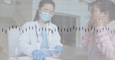 Kadın doktor enjeksiyondan önce şırıngayı kaldırıyor ve hasta maskesini güvence altına alıyor. Tıbbi, sağlık, danışma, profesyonel, klinik, tanı, sağlık