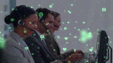 Çağrı merkezi ajanlarının kulaklıklara yazması yeşil sağlık simgelerinin sürüklenmesine ve ağ oluşturmasına neden oluyor. Teknoloji, iletişim, takım çalışması, dijital, profesyonel, işbirliği, ağ