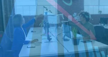 Ofis masasındaki kadın çalışan, canlandırılmış simgelerin ön plana çıkarıldığı sayfaları durduruyor ve dağıtıyor. İşbirliği, takım çalışması, profesyonel, modern, üretkenlik, iletişim, kurumsal