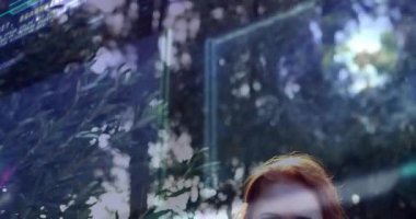 Teknoloji koduna başlamak, kadının solgunlaşmasını ve saçlarını ortaya çıkarmasını ve portre için gülümsemesini kapsar. Dijital, doğa, dinginlik, güneş ışığı, zarafet, soyutlama, aydınlatma