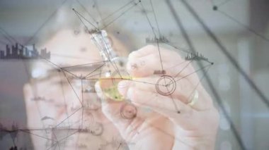 Araştırma laboratuarında şişe kaldıran erkek bilim adamı sıvı analizi için veri örtülerini etkinleştiriyor. Bilim adamı, laboratuvar, analiz, veri görselleştirme, araştırma, deney, bilimsel