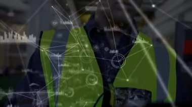 Analiz düğümlerini vurgulayan tablet tıkırdatan fabrika işçisi. Başlık takıyor ve tarama makineleri takıyor. Sanayi, teknoloji, altyapı, yenilik, dijital, mühendislik, işlemler