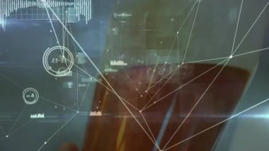 Yumuşak ışık titreşimli kehribar paneli yeşil çizgiler yayarak arayüz için sayısal düğümleri birbirine bağlıyor. Holografi, veri, görselleştirme, teknoloji, arayüz, dijital, yenilik