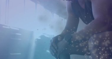 Sporu bitiren adam spor salonunda yüzen dijital parçacıklar arasında bankta soluklanıyor. Sporcu, dayanıklılık, iyileşme, rahatlama, modern, enerjik, sağlık