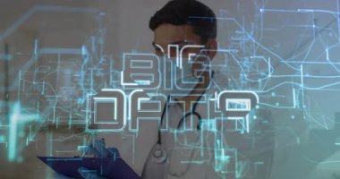 Doktor koridorda hasta veri panosunu okuyor. Büyük Veri Kaplaması ile yüzen ağ başlatılıyor. Tıbbi, sağlık, teknoloji, fütürizm, yenilik, dijital, analiz