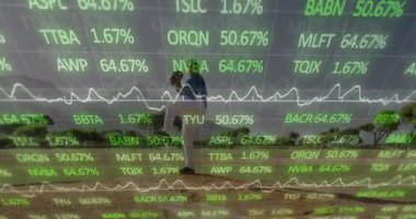 Beyzbol sürahisi eldiveni kaldırıyor ve kolları dönüyor. Bu arada piyasa eğilimlerini gösteren işaretler de değişiyor. Atletizm, rekabet, kararlılık, dinamik, spor, eylem, doğa