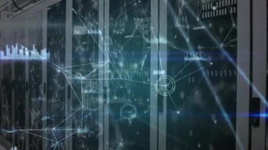 Açılışta ağ kaplamasını başlatan sunucu rafları, düğümleri bağlıyor ve metrik grafikleri canlandırıyor. Teknoloji, veri, analitik, görselleştirme, dijital, siber güvenlik, altyapı