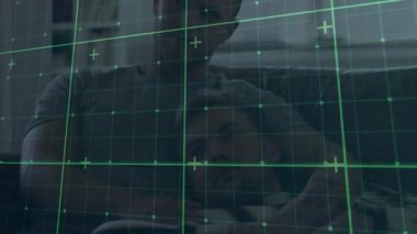 Cihaz etkinleştirme ızgarası çift etrafında dönüyor ve onları teknik demo için tarıyor. Sevgi, arkadaşlık, bağlantı, teknoloji, samimiyet, kentsel, modern