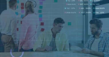 Veriler üzerine dosya dağıtan kadın, proje planlaması için yükselen ölçümleri üst üste koyuyor. İşbirliği, takım çalışması, analitik, strateji, şirket, beyin fırtınası, modern