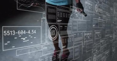 Kadın, yarı saydam fitness veri panellerinin kayması ve ölçümleri güncellemesi üzerine ip atlamaya başlıyor. Atletik, dijital, teknoloji, aktif, fitness, modern, motivasyonel